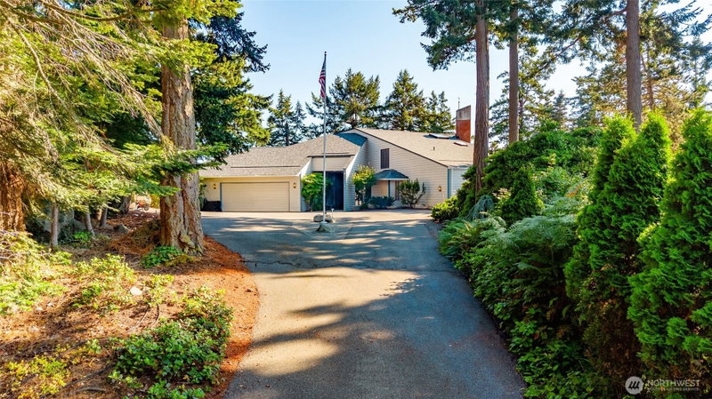 733 Tillamuk Drive photo 2