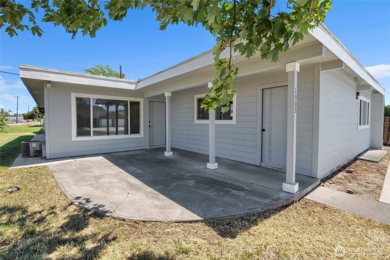 1003 S Evergreen Drive photo 2