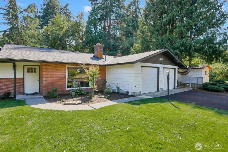 2102 Vine Road photo 2
