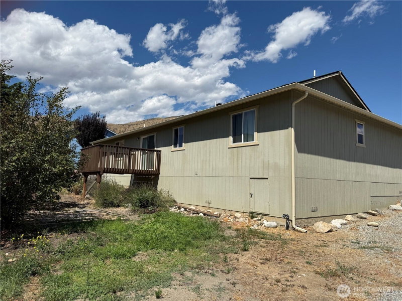 1030 Crest Loop photo 17
