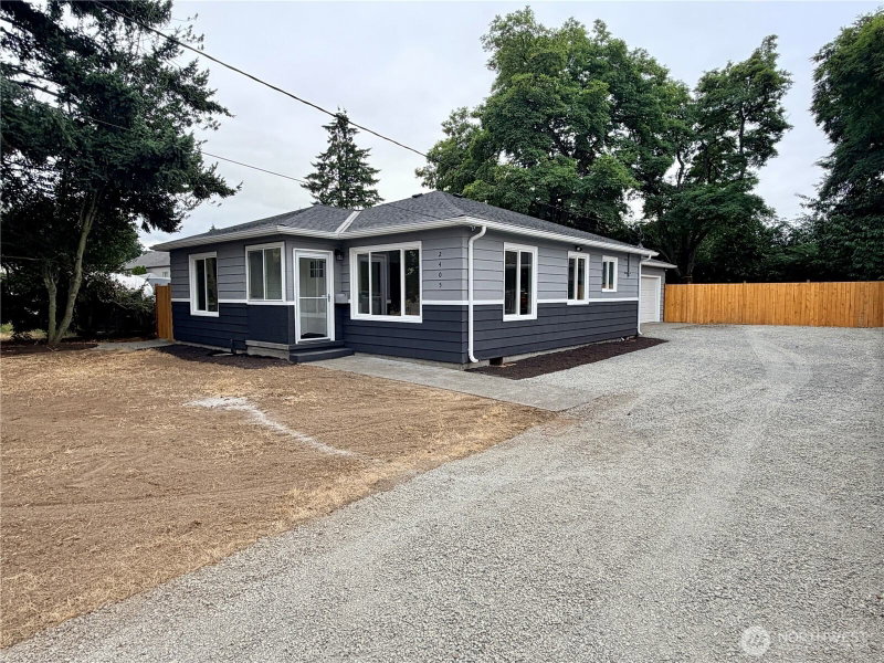 2405 NE 10th Street photo 1
