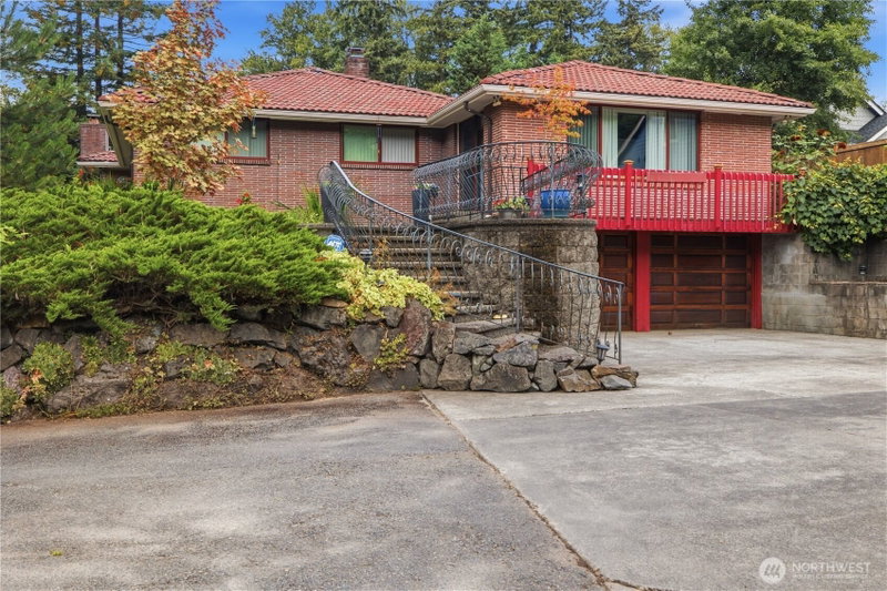 1405 Shaw Road E photo 2