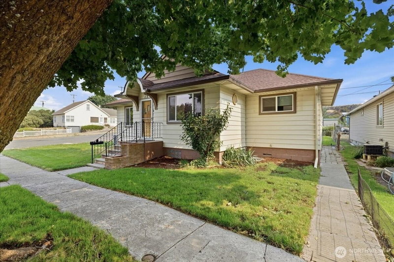 15 NW Cole photo 2