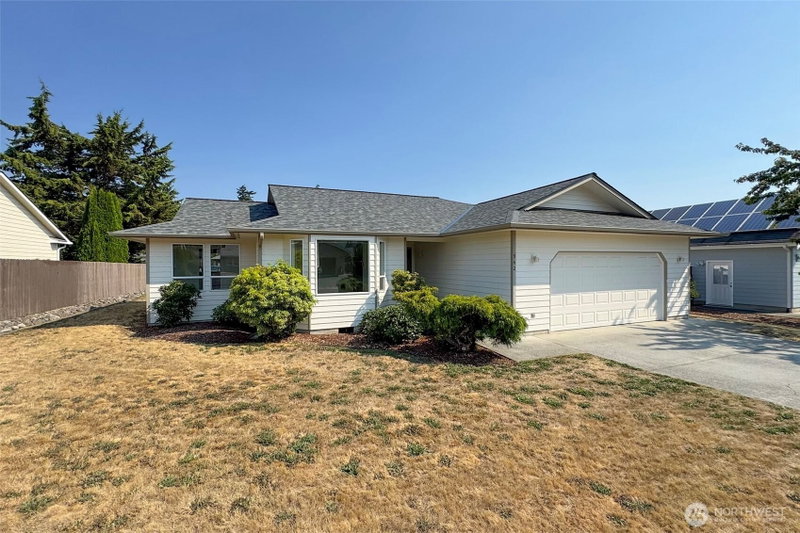 942 E Willow Street photo 1