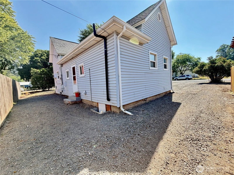 414 S 4th St. photo 20