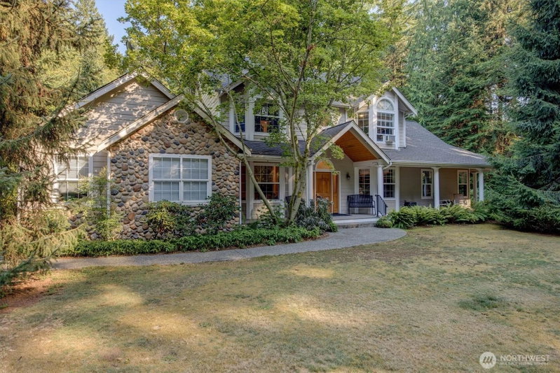 6477 Cultus Bay Road photo 2
