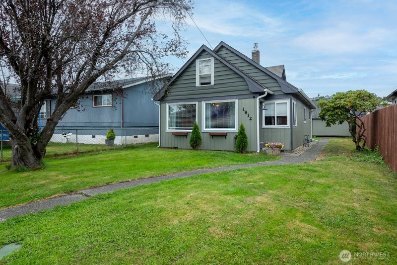 1812 Bay Avenue photo 1
