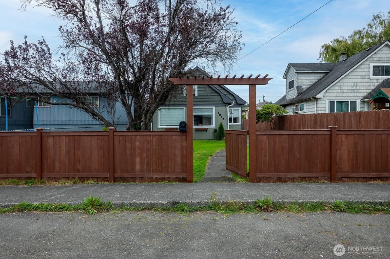 1812 Bay Avenue photo 2