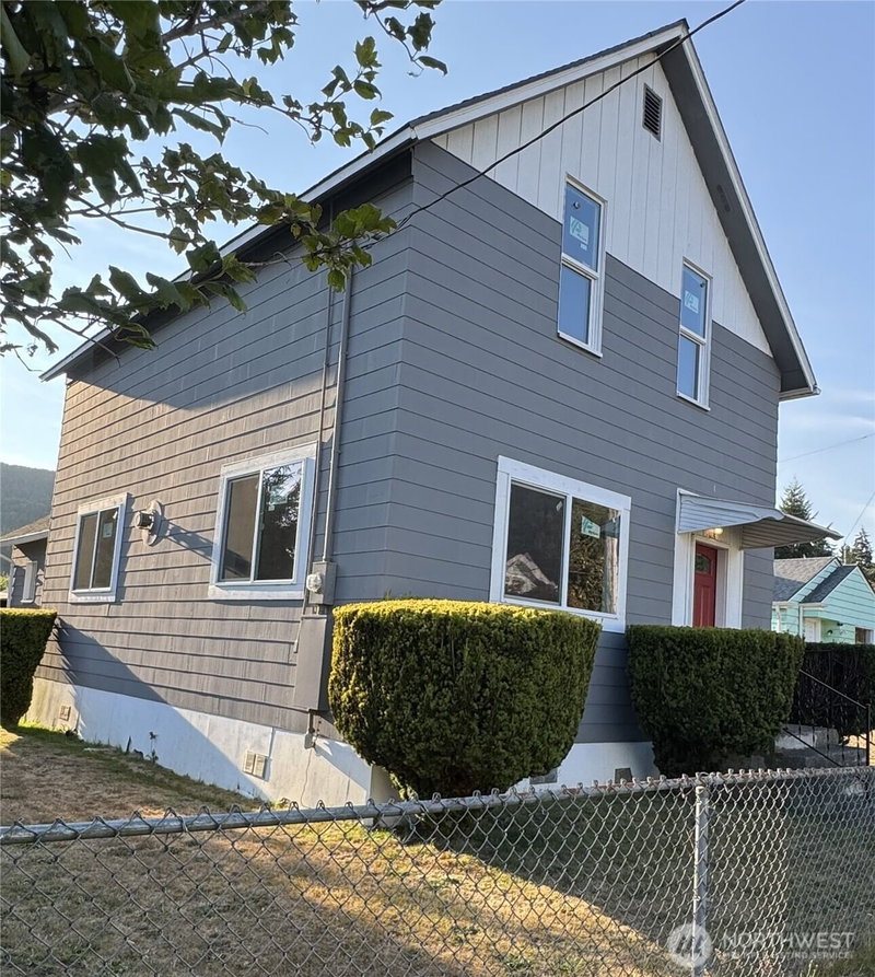 1118 Larch Street photo 2