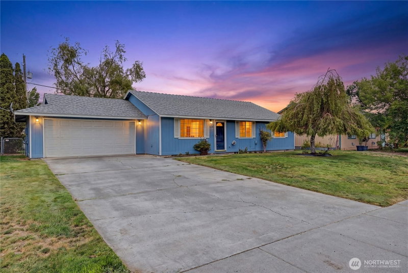 824 E Hayden Drive photo 2