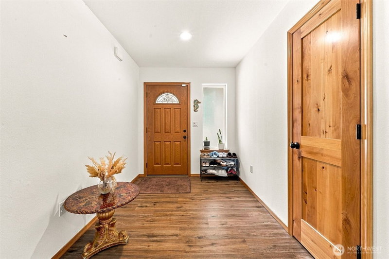 409 Snahapish Avenue SE photo 2