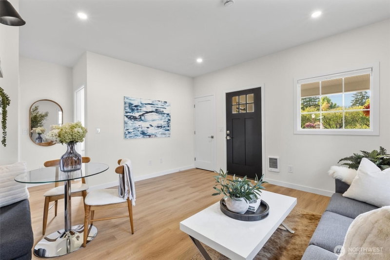 448 Front Street N photo 2