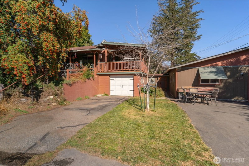300 E Birch Street photo 2