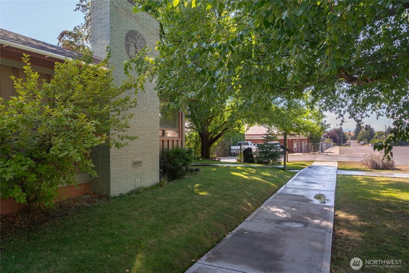 300 E Birch Street photo 28