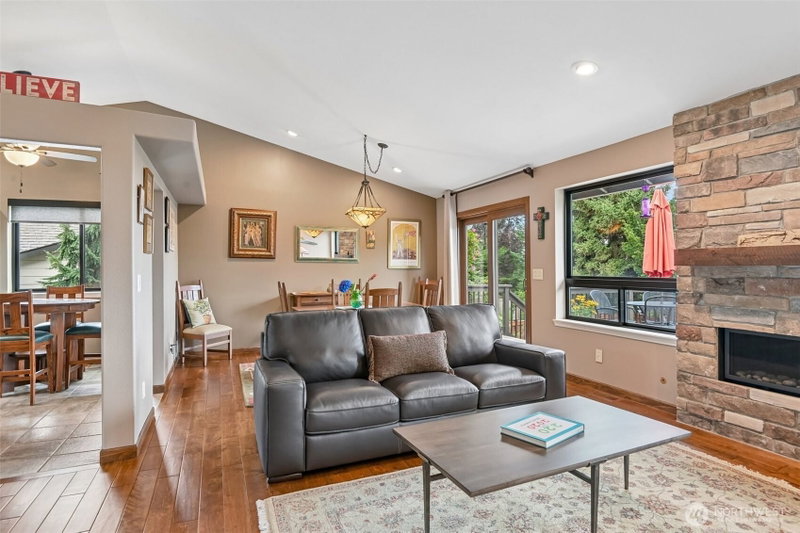 5117 Nathan Loop SE photo 2