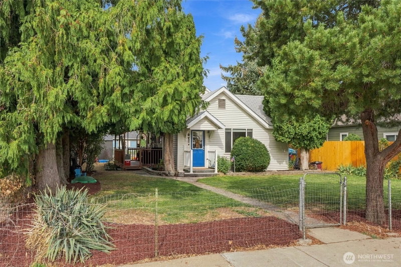 319 NW C St photo 1