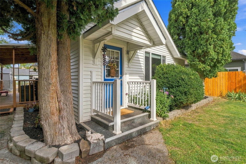 319 NW C St photo 2