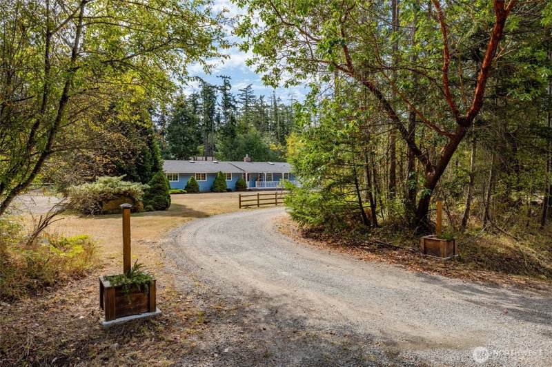 1866 Wellington Drive photo 2