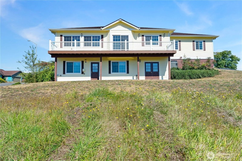 190 Hemlock Street photo 2