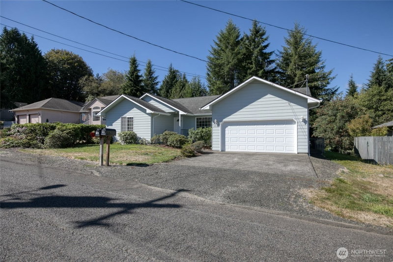 1121 N Fairfield Street photo 2