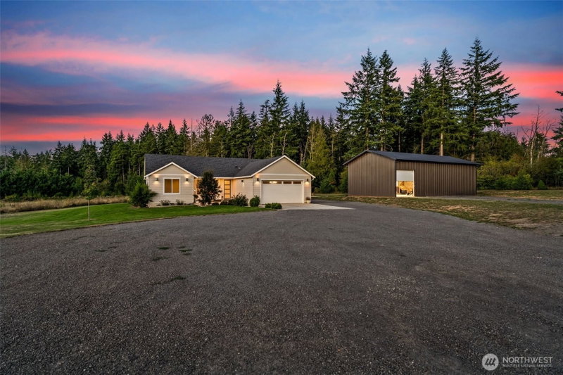 560 Park Road photo 2