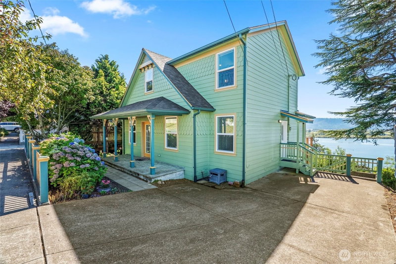 330 Columbia Street photo 2