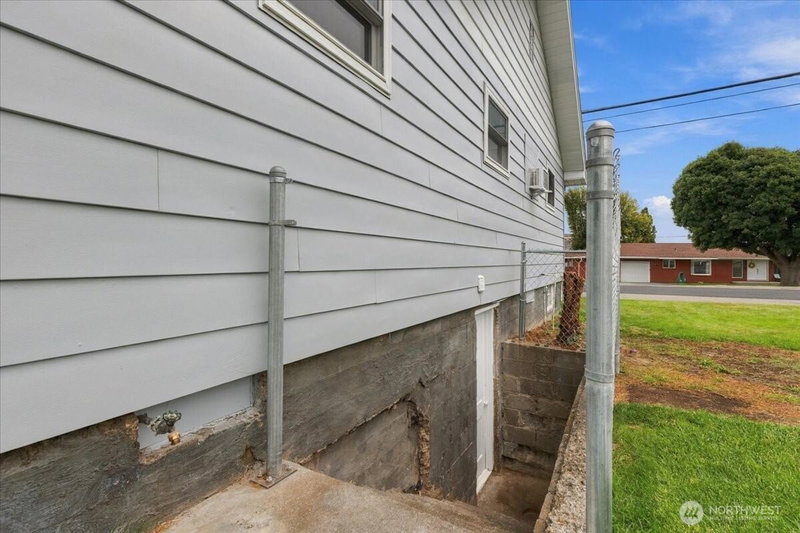 103 Electric Boulevard photo 40