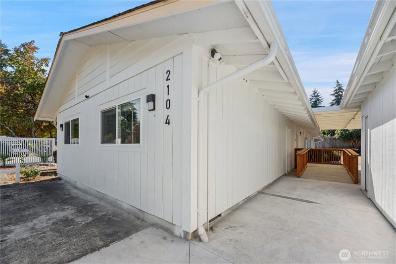 2104 SE 7th Street photo 31