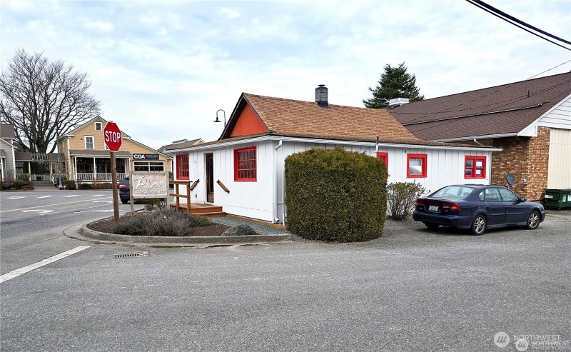 105 Maple Avenue photo 16