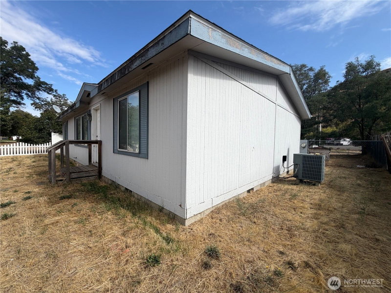 405 1/2 W Clay Street photo 15