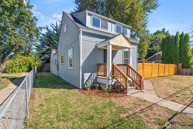 217 W Chestnut photo 2