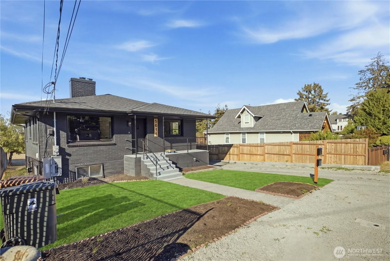 5611 N 48th Street photo 2