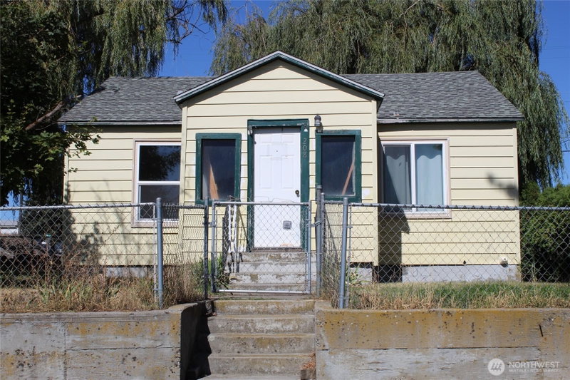 208 Sinclair photo 1