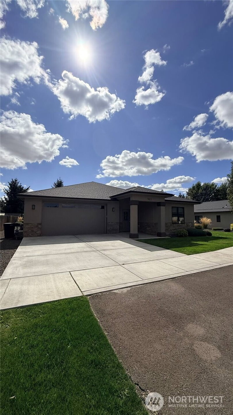 901 Janimari Court photo 2