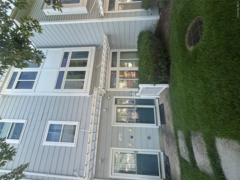 165 Commodore Circle W