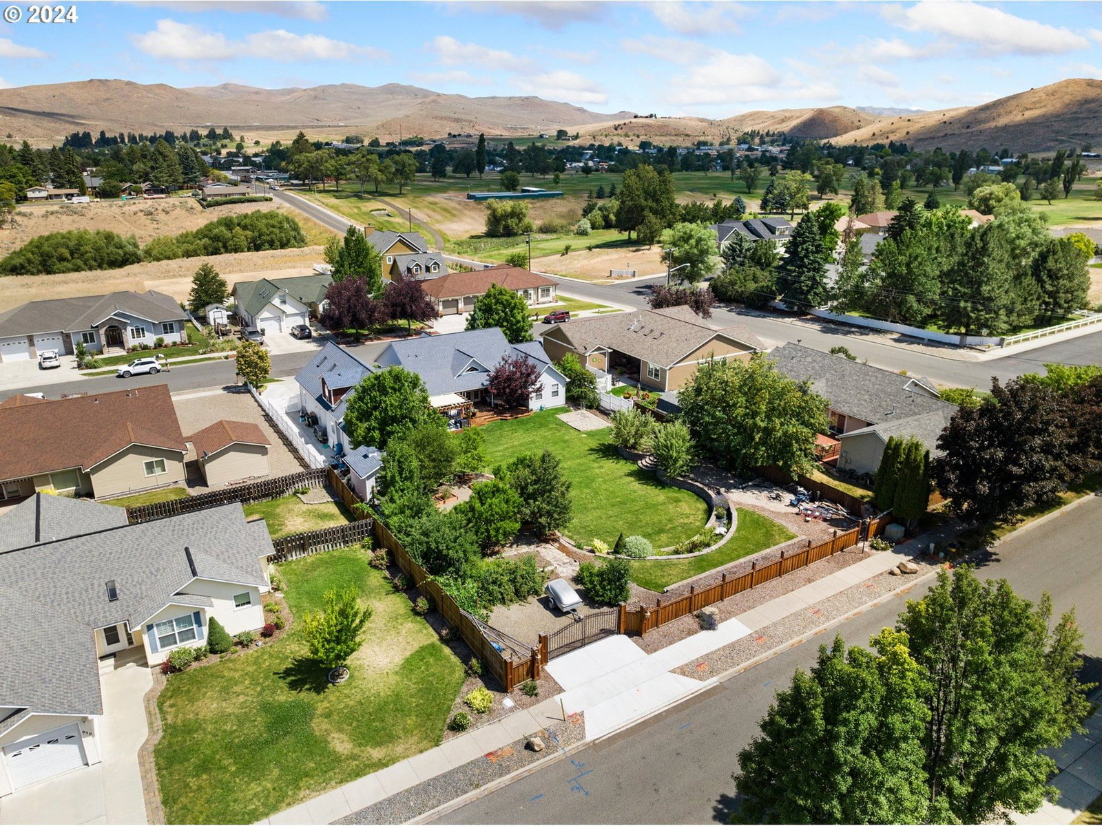 Listing photo 5 of 47, 915 PETRY LN, Baker City, OR, 97814