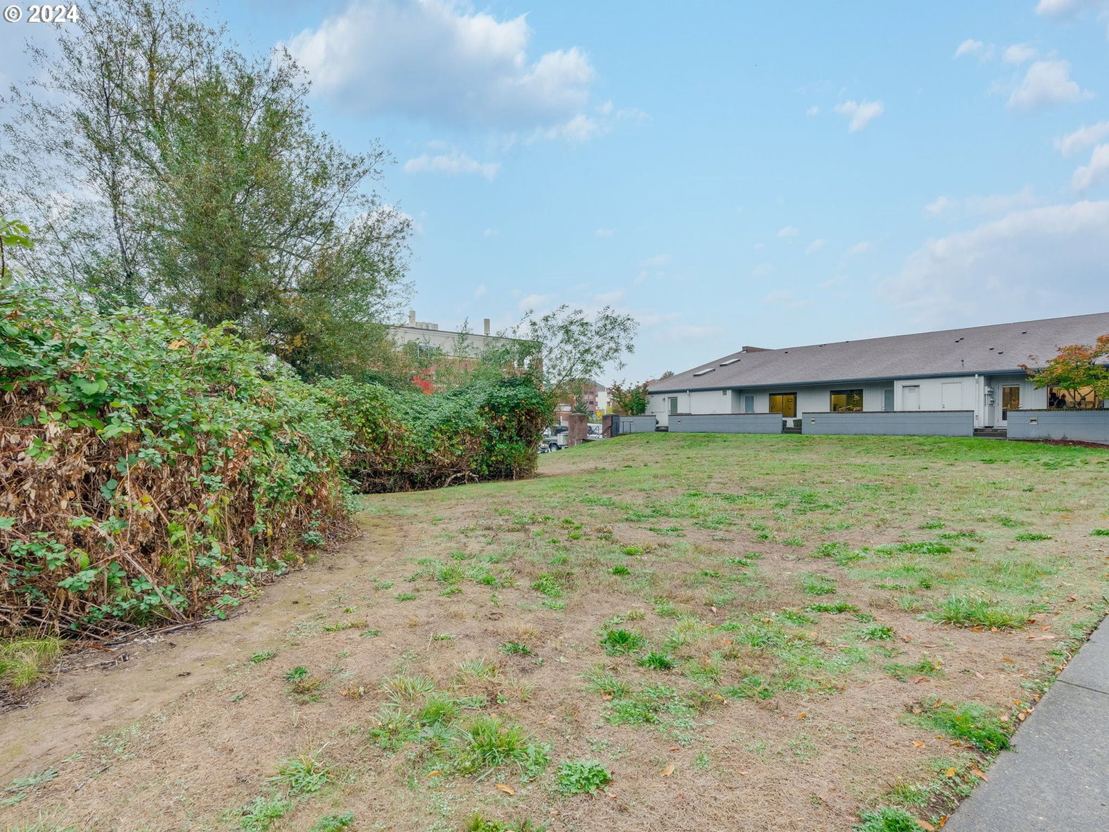 Listing photo 5 of 23, 8475 SW TUALATIN RD, Tualatin, OR, 97062