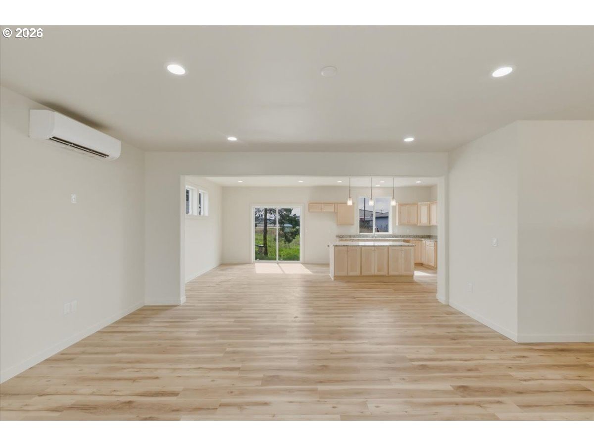 Listing photo 4 of 43, 371 E 2ND AVE, Junction City, OR, 97448