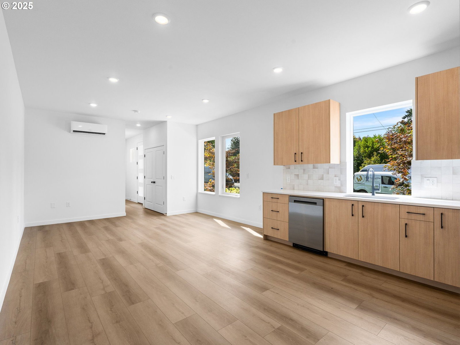 Listing photo 5 of 12, 3863 N Willis BLVD #8, Portland, OR, 97217