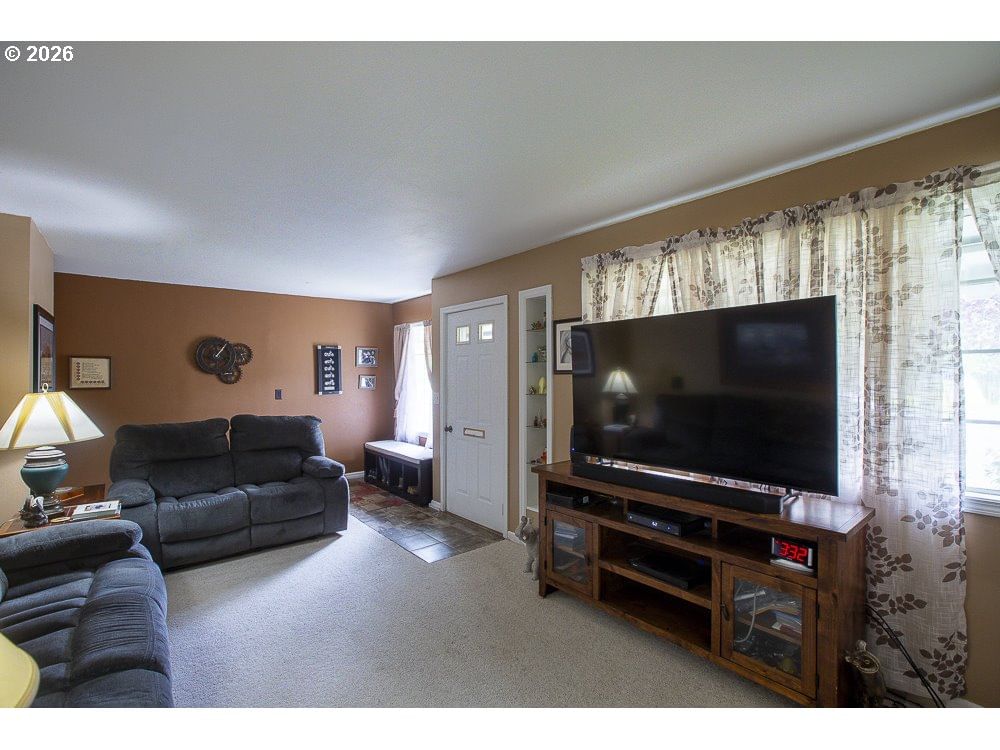 Listing photo 4 of 38, 907 4TH ST, La Grande, OR, 97850