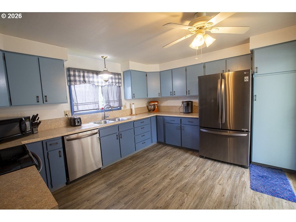 Listing photo 5 of 38, 907 4TH ST, La Grande, OR, 97850