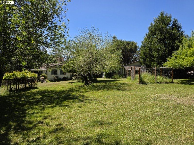Listing photo 4 of 38, 635 25TH ST, Myrtle Point, OR, 97458