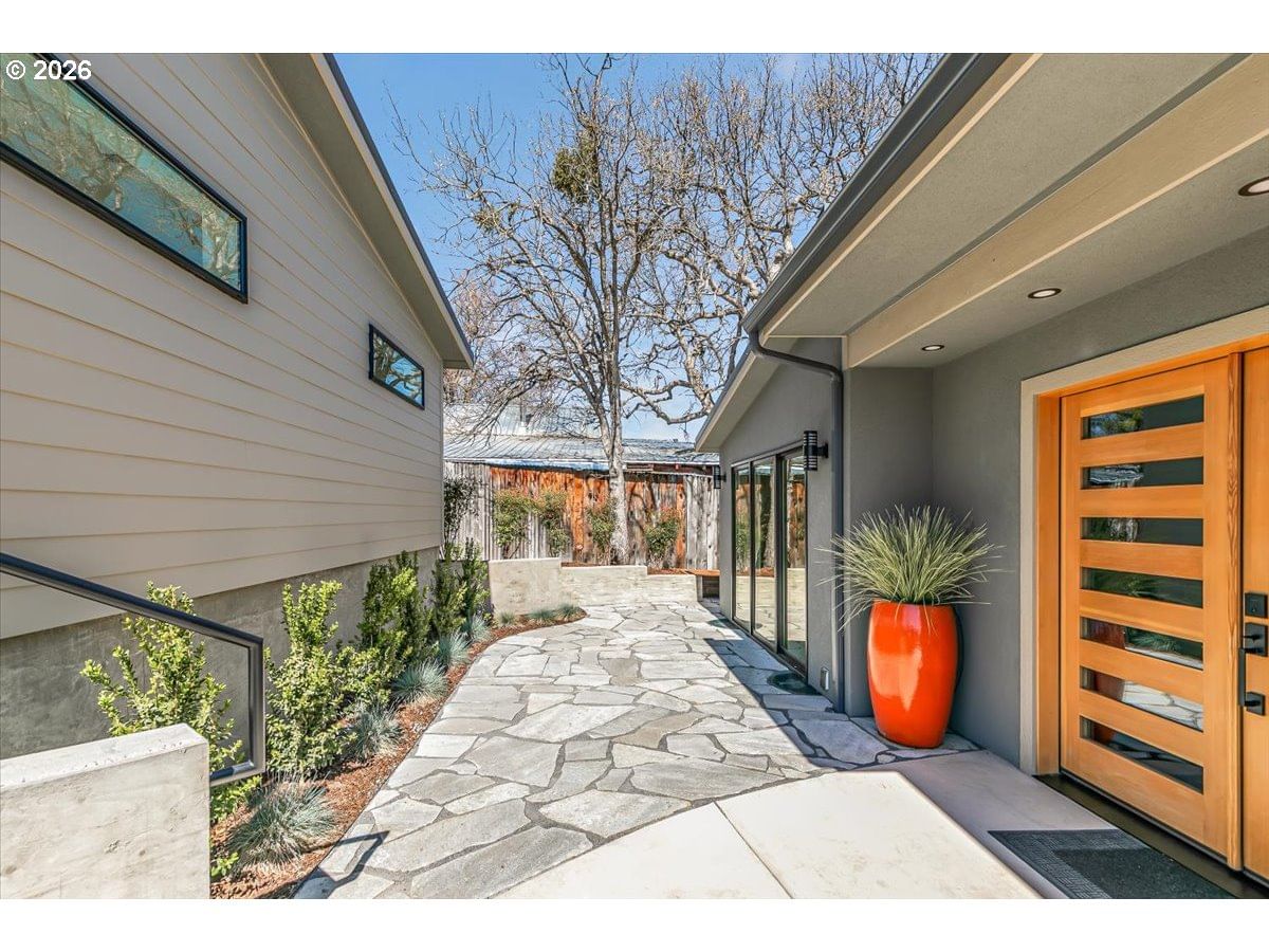 Listing photo 4 of 43, 852 OAK ST, Ashland, OR, 97520