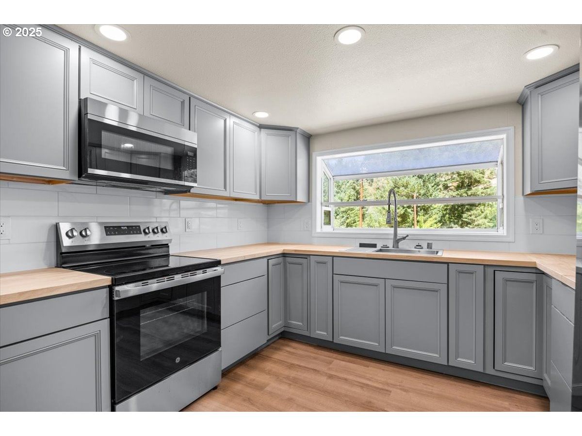Listing photo 5 of 27, 181 OAK HOLLOW LN, Riddle, OR, 97469