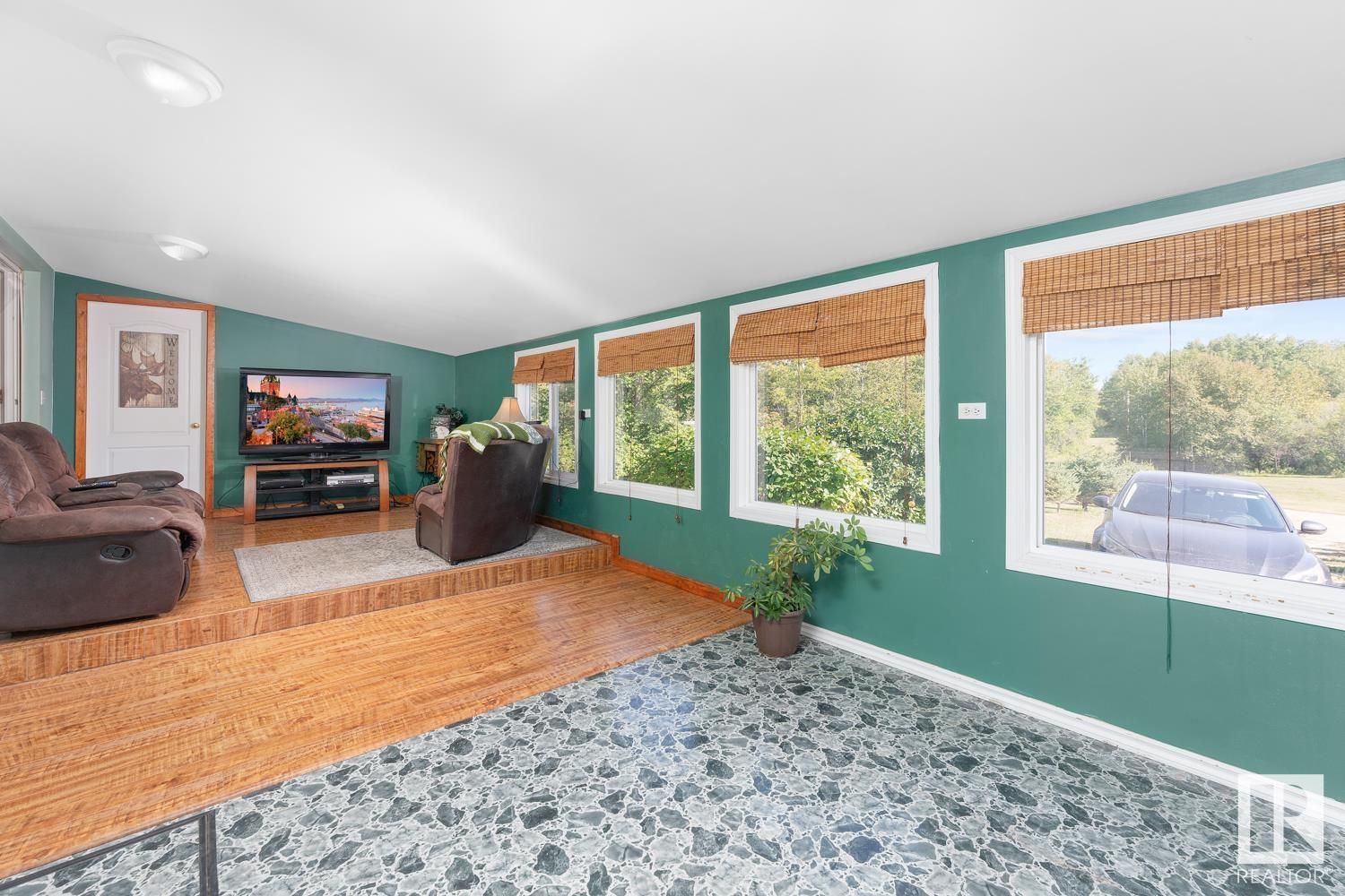 Listing Image 12