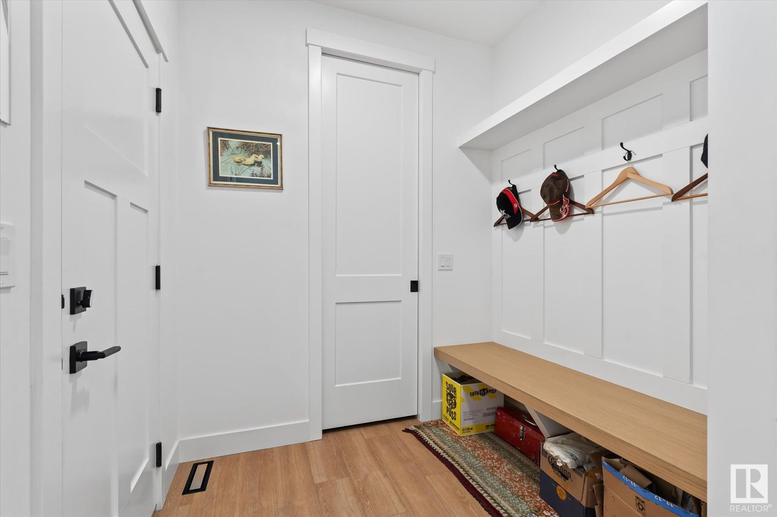 Listing Image 4