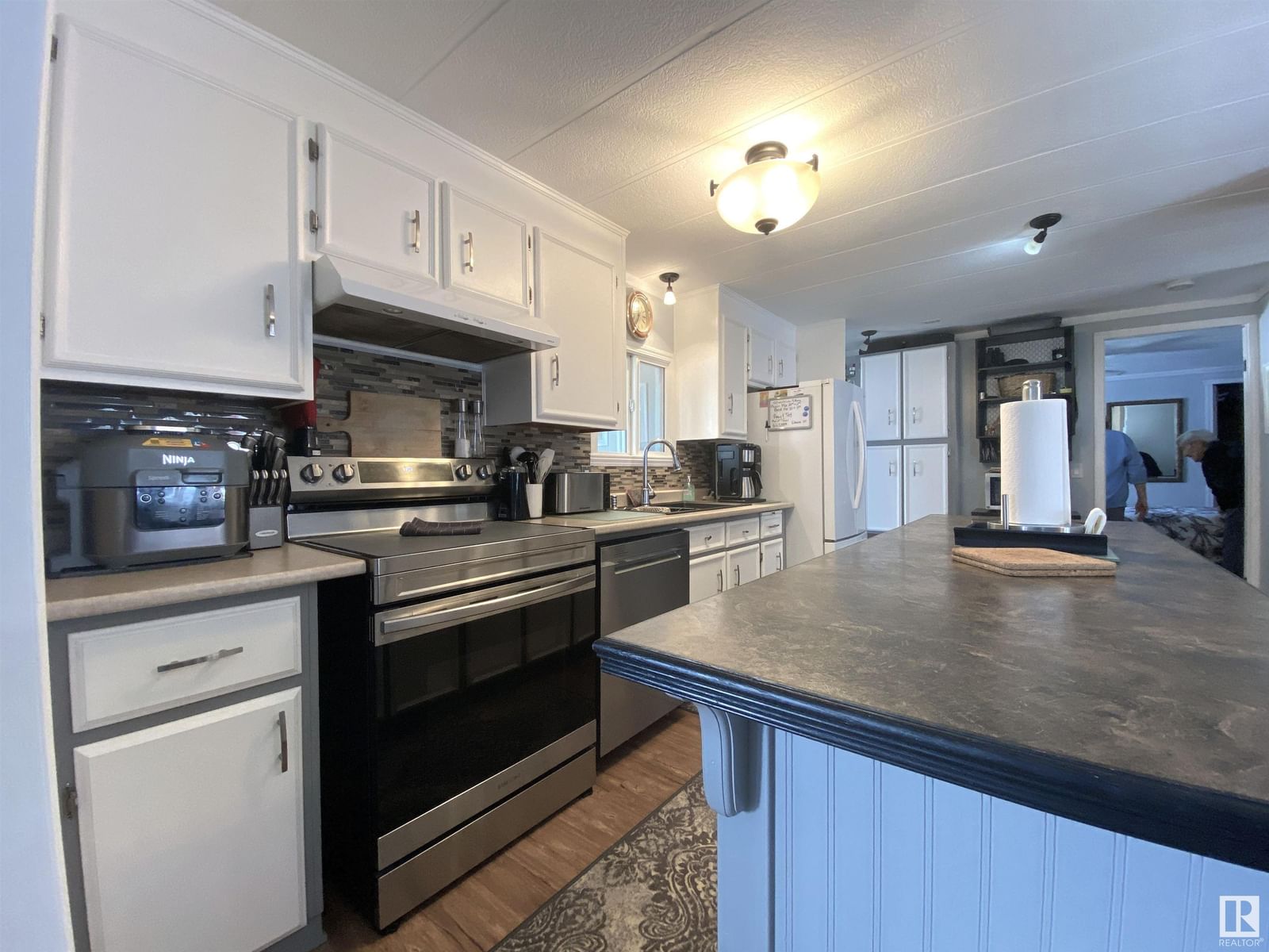 Listing Image 7