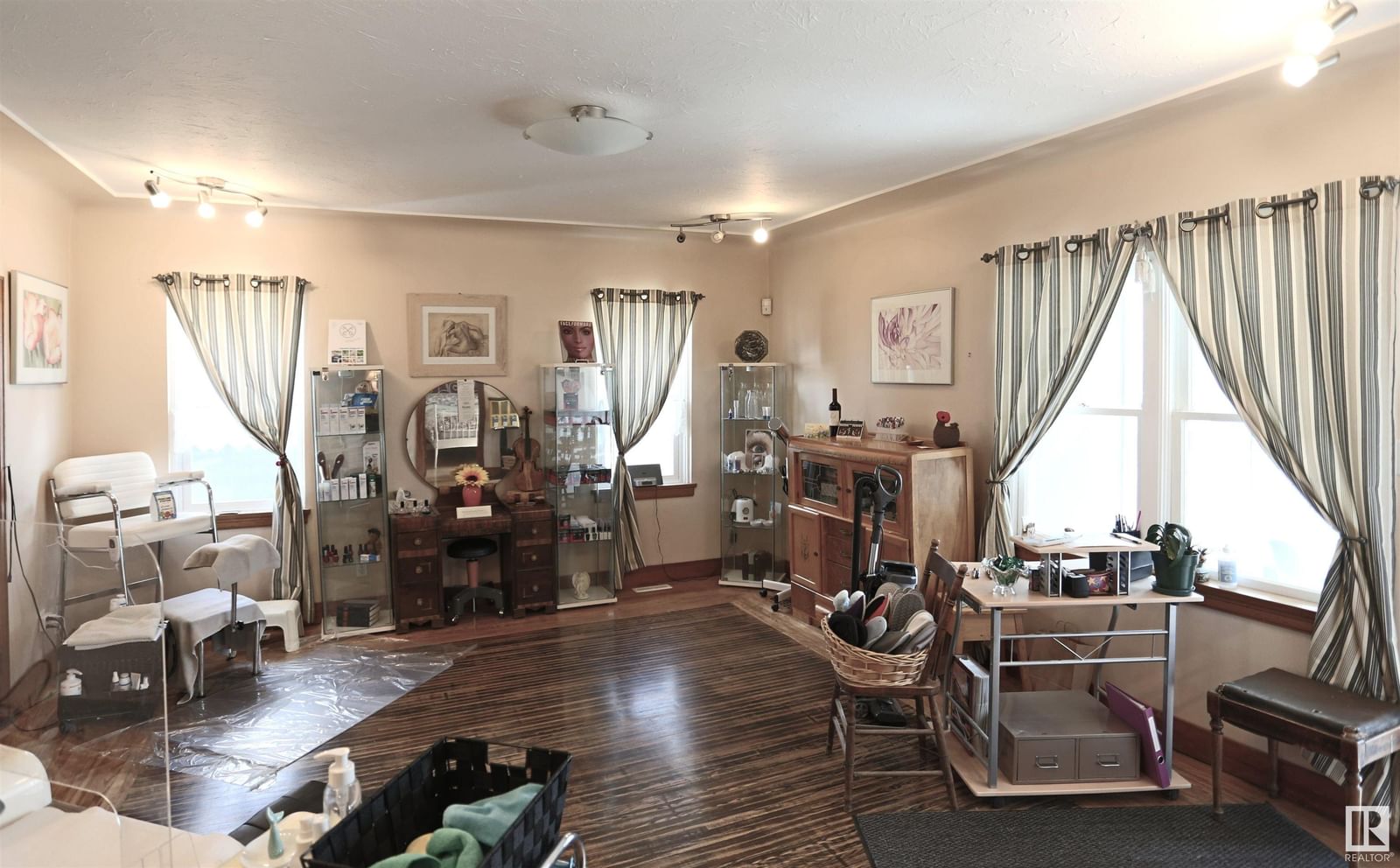 Listing Image 5
