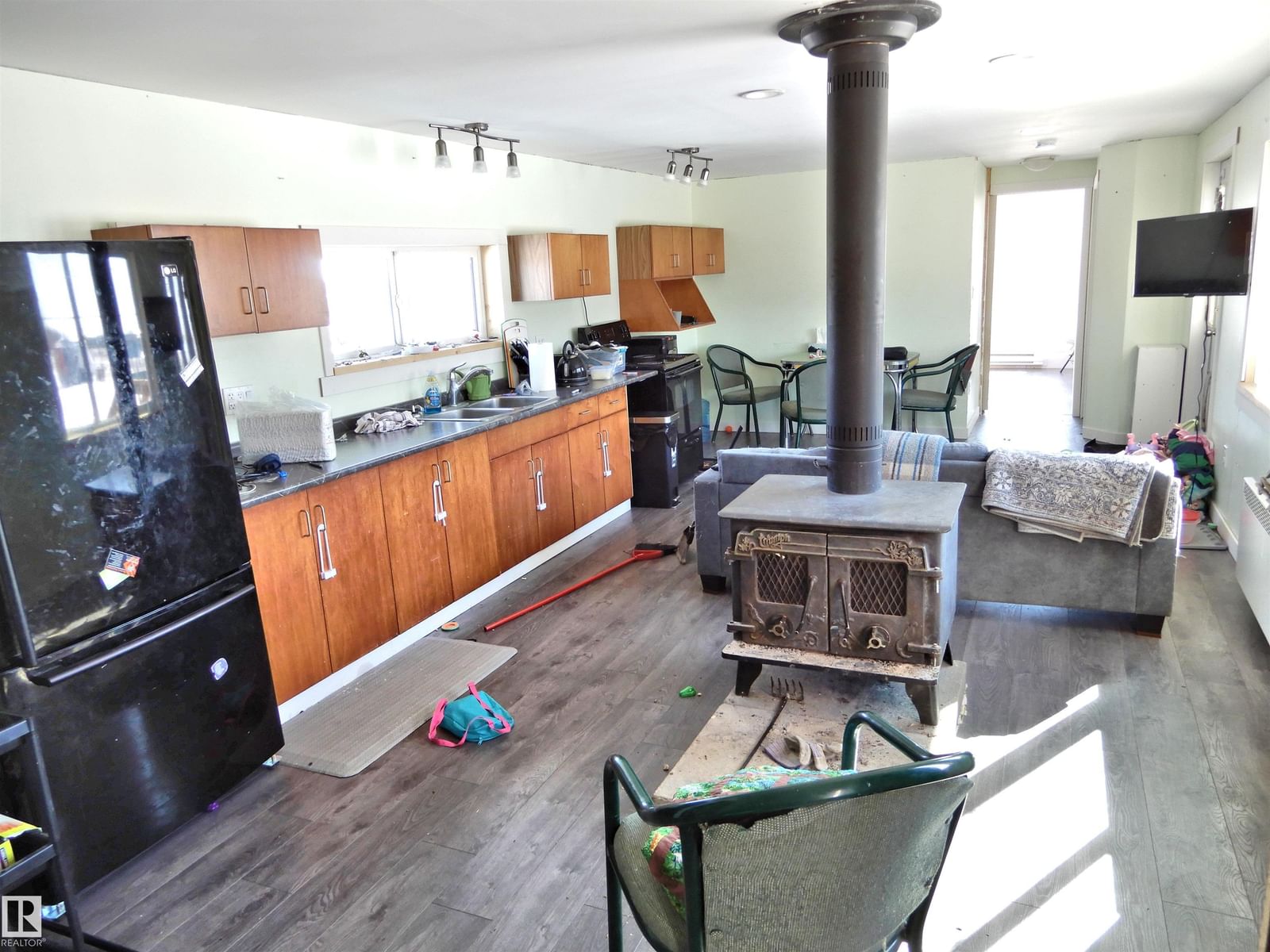 Listing Image 4