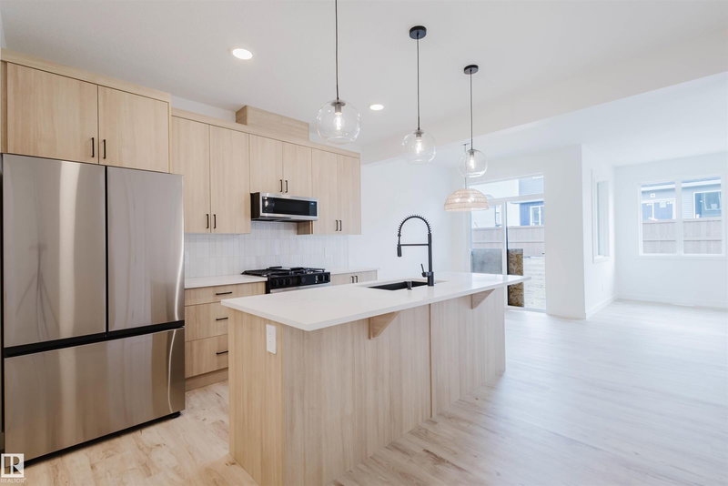 8253 Kiriak Loop, Edmonton, Alberta